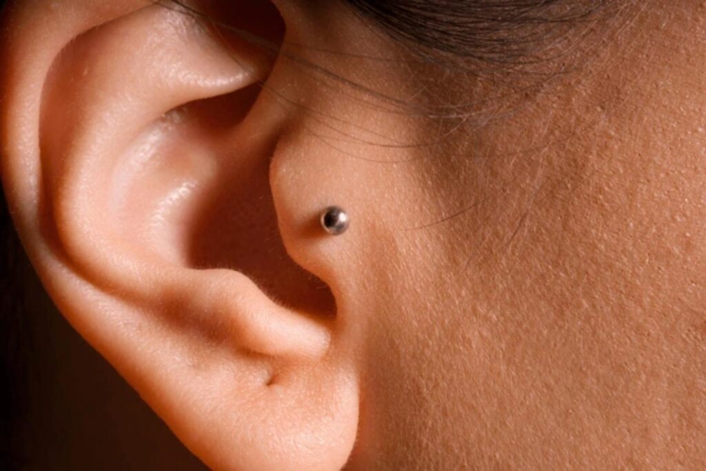 tragus piercing